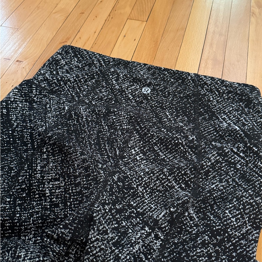 Lululemon Black and White Patterned Leggings with Mesh Sz 6 EUC